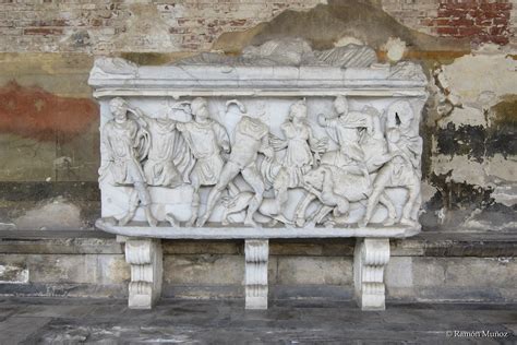  Il Sarcofago di Lair: Ritratto monumentale di una nobile romana?