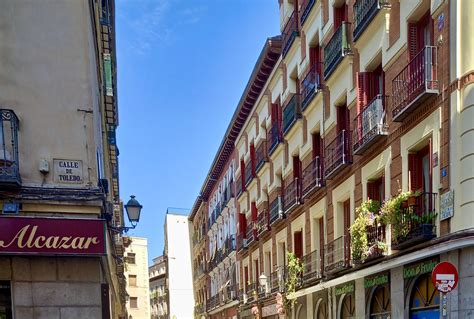 La Calle de la Sierpe: Un Sogno Surrealista Infiltrato nel Quotidiano Messicano!