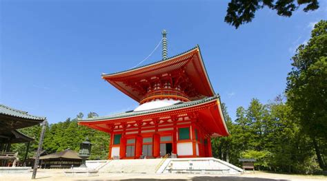 Pagoda on Mount Kōya: Lussureggiante Esercizio di Stile e Maestria!